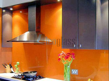kính màu ốp bếp