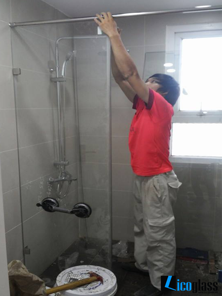 vách tắm kính chung cư nhà 2209b