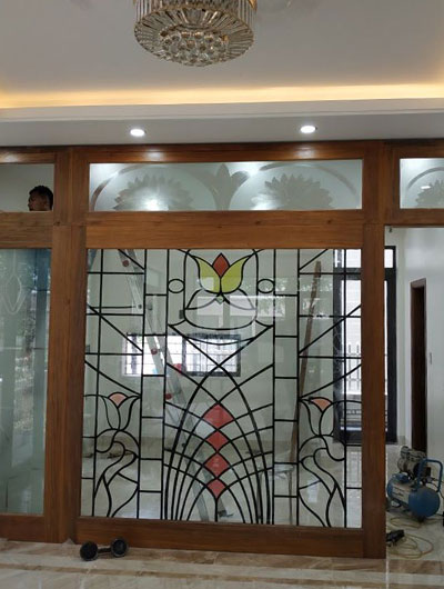  Cửa kính cường lực họa tiết 4m khung gỗ tần bì