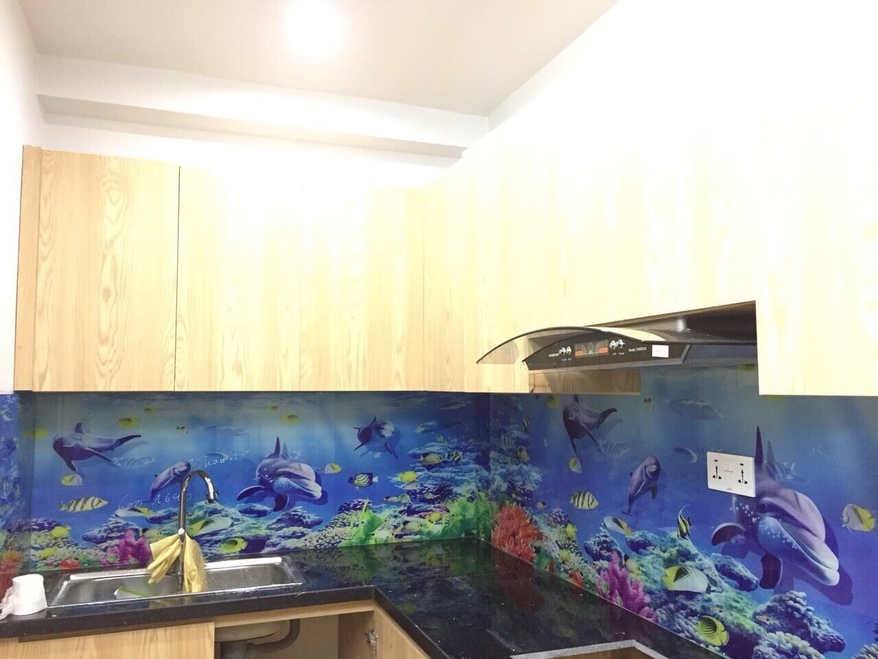 Mẫu tranh kính ốp bếp in 3D biển xanh sâu thẳm, phù hợp cho chung cư, nhà phố phong cách hiện đại trẻ trung, như mang cả đại dương thu nhỏ về không gian phòng bếp của bạn Kính ốp bếp 3D