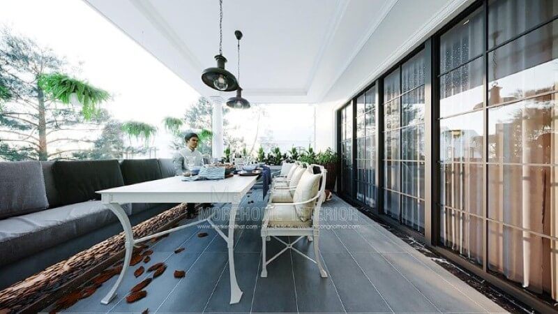 Cửa kính trượt với chất liệu cường lực cùng kích thước lớn tạo cảm giác thông thoáng cho không gian ngoài trời biệt thự, nhà phố.