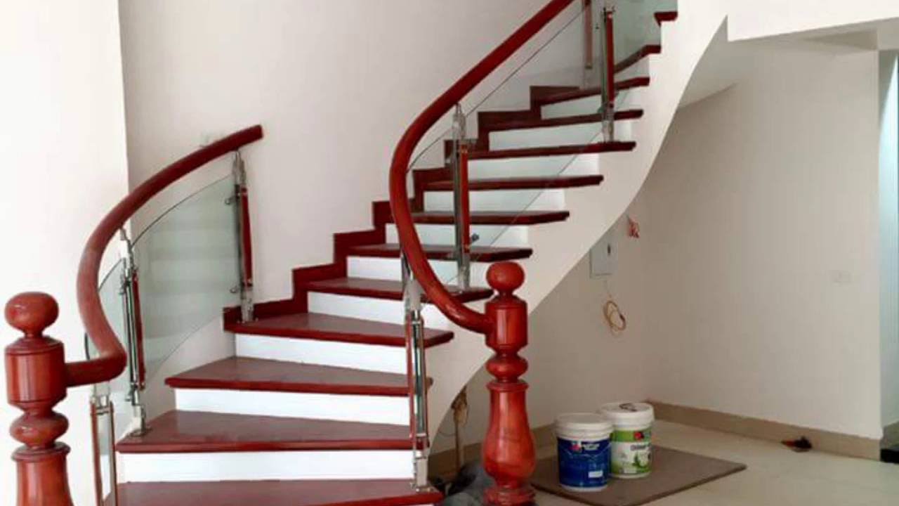 Lan can cầu thang kính tay vịn gỗ lan-can-cau-thang-ki...