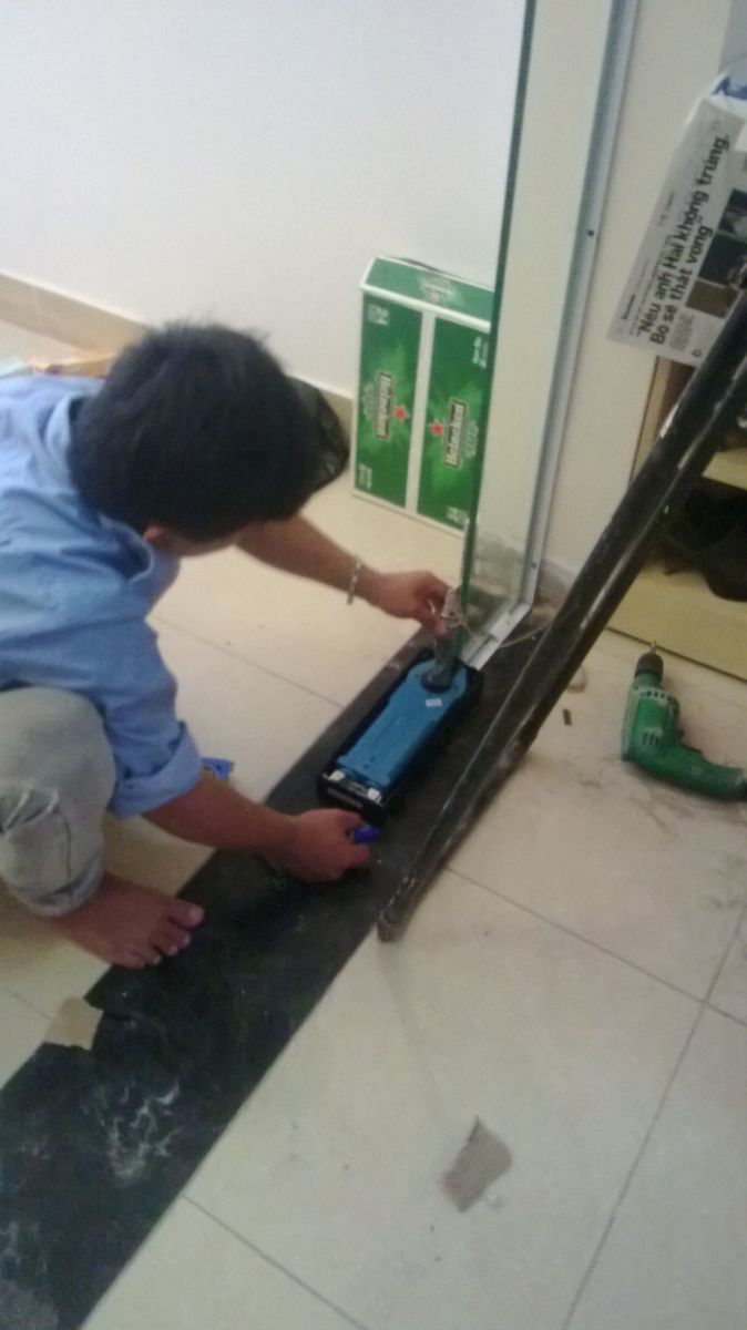 Tư vấn cách chỉnh khi cửa kính cường lực bị xệ