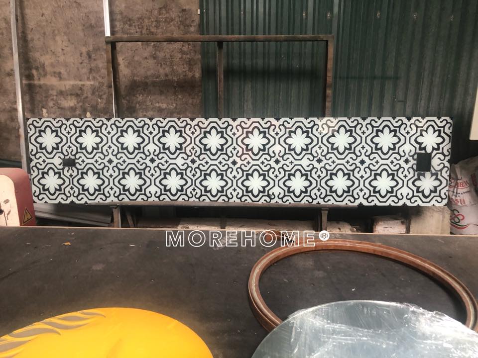 kính ốp bếp hoa văn