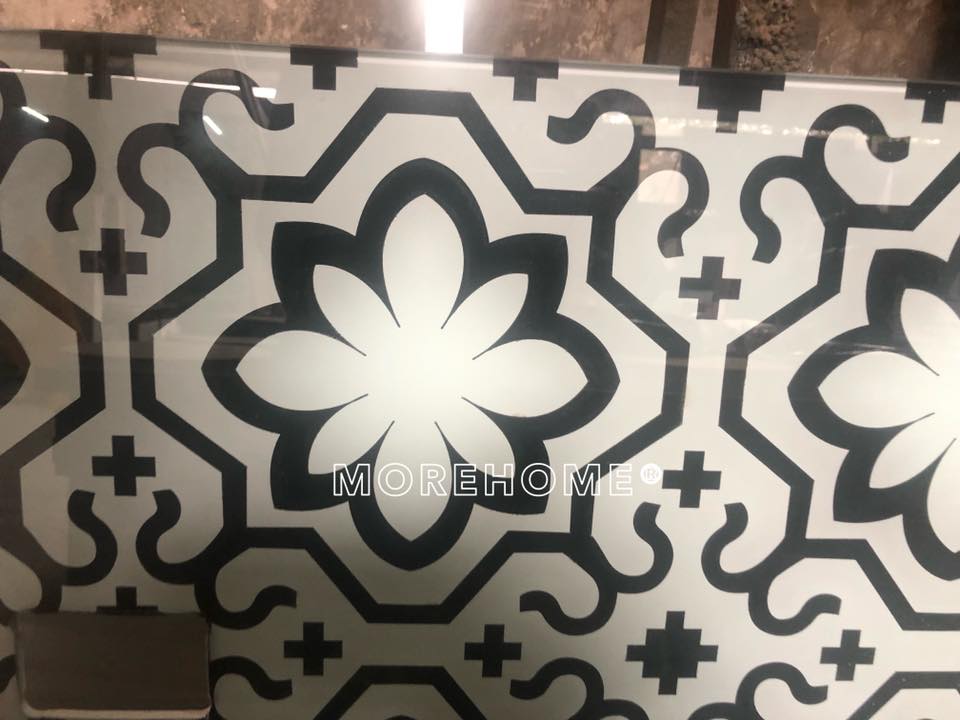 kính ốp bếp hoa văn